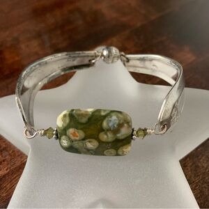Spoon bracelet with green stone